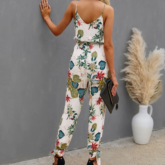 Floral print White v neck pocket cami jumpsuit - Picture 3 of 5